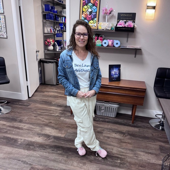 @BexOnPosh fka beccamb4037. Click the ❤️ to be notified when we go live! - Picture 6 of 7